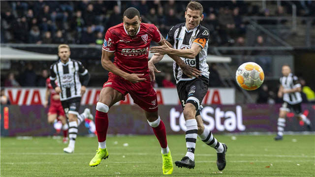 头球攻入一 头球攻入一